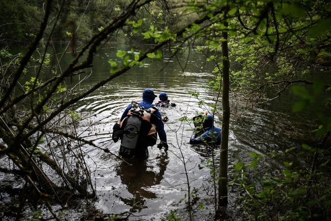 Des plongeurs de la gendarmerie française participent aux opérations de recherche visant à localiser Agathe Hilairet, à Vivonne (Vienne), le 13 avril 2025.