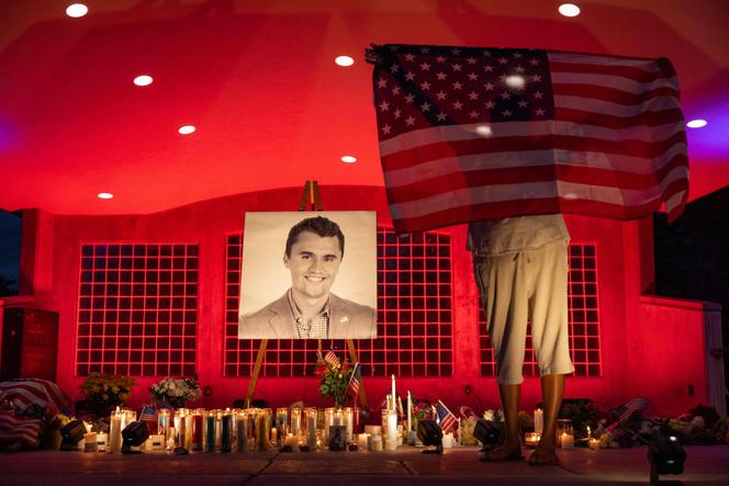 Des personnes rendent hommage à l’influenceur Charlie Kirk, devant un mémorial improvisé au Orem City Center Park, à Orem, le 11 septembre 2025.