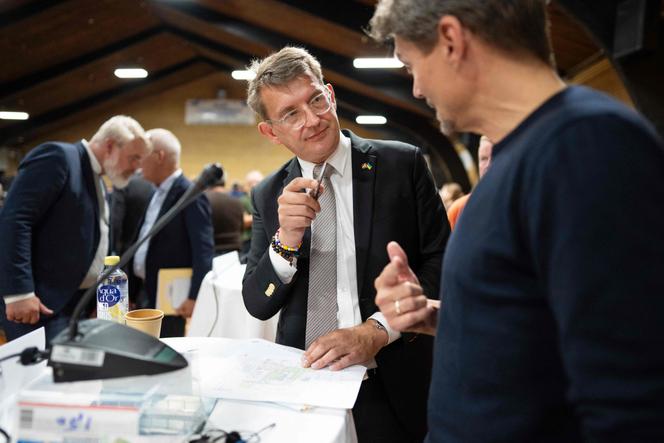 Le ministre danois de la défense, Troels Lund Poulsen,  lors d’une réunion publique sur la production d’armes ukrainienne, à Vojens Hallerne (Danemark), le 6 septembre 2025.