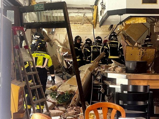 Des pompiers sur les lieux d’une explosion dans un café de Madrid, le 13 septembre 2025.