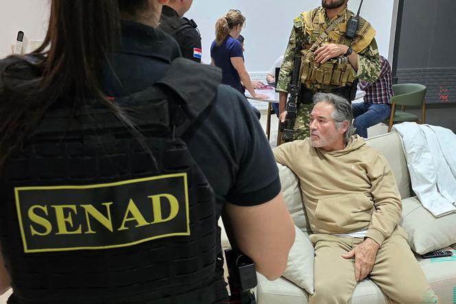 Cette photo, diffusée le 13 septembre 2025 par le Secrétariat national antidrogue du Paraguay (Senad), montre Hernan Bermudez Requena, ancien secrétaire à la sécurité de l’Etat mexicain de Tabasco, après son arrestation à Mariano Roque Alonso (Paraguay).