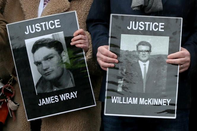 Des manifestants brandissent les portraits de deux des victimes du Bloody Sunday à Londonderry (Royaume-Uni), le 14 mars 2019. 