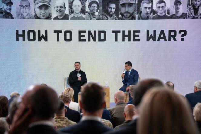 Le président ukrainien, Volodymyr Zelensky, sur scène lors du forum Yalta European Strategy (YES), organisé chaque année par la Fondation Victor Pinchuk, à Kiev, le 12 septembre 2025.