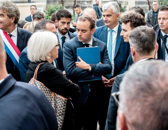 Le premier ministre Sébastien Lecornu (au centre), à Mâcon, en Saône et Loire, le 13 septembre 2025.