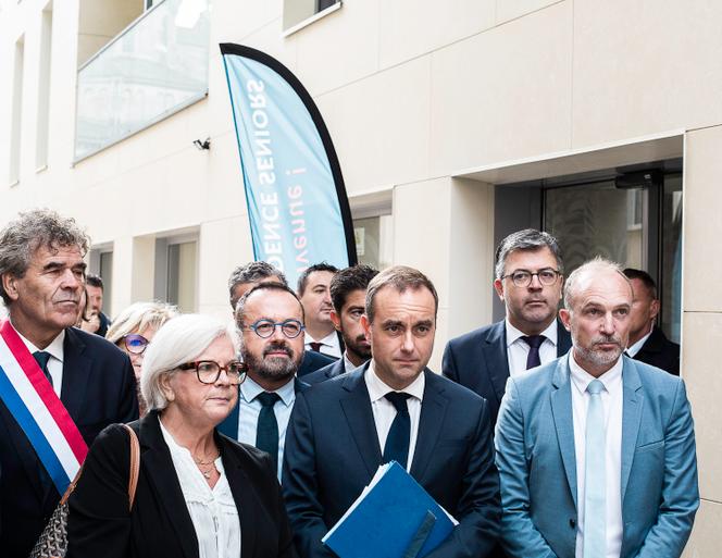 Au centre, le premier ministre, Sébastien Lecornu, en visite à Mâcon (Saône-et-Loire), le 13 septembre 2025.