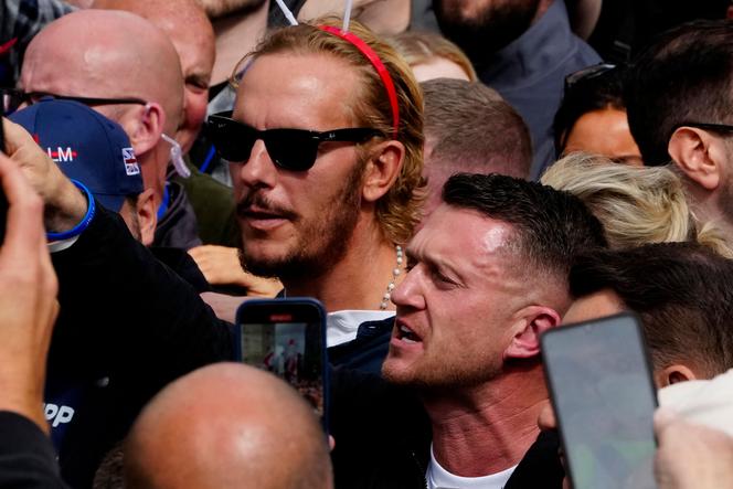 Au centre, Tommy Robinson, lors du rassemblement « Unite the Kingdom », dans le centre de Londres, le 13 septembre 2025.