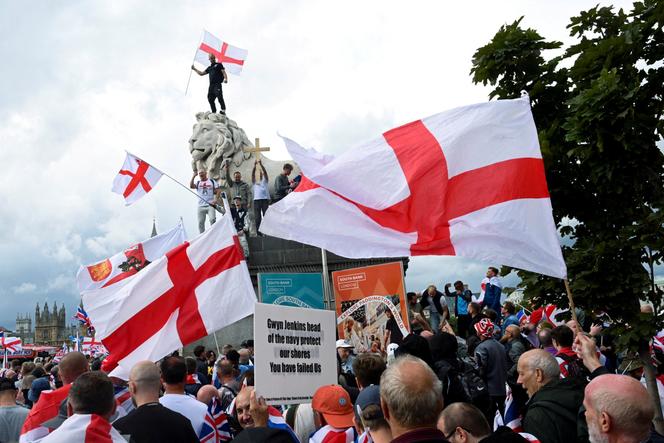 Lors du rassemblement  « Unite the Kingdom » menée par l’activiste et ancien hooligan Tommy Robinson, dans le centre de Londres, le 13 septembre 2025.