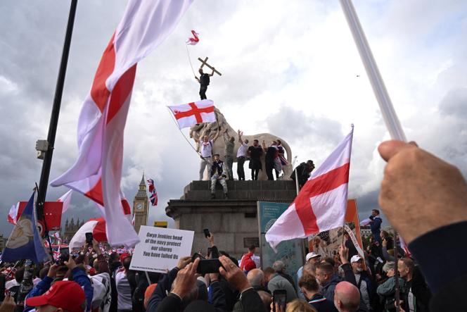 Lors du rassemblement  « Unite the Kingdom » mené par l’activiste et ancien hooligan Tommy Robinson, dans le centre de Londres, le 13 septembre 2025.