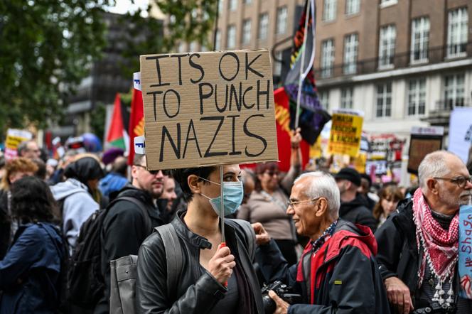 Un panneau « C’est ok de taper des nazis », lors de la contre manifestation organisée par Stand Up to Racism, à Londres , le 13 septembre 2025.