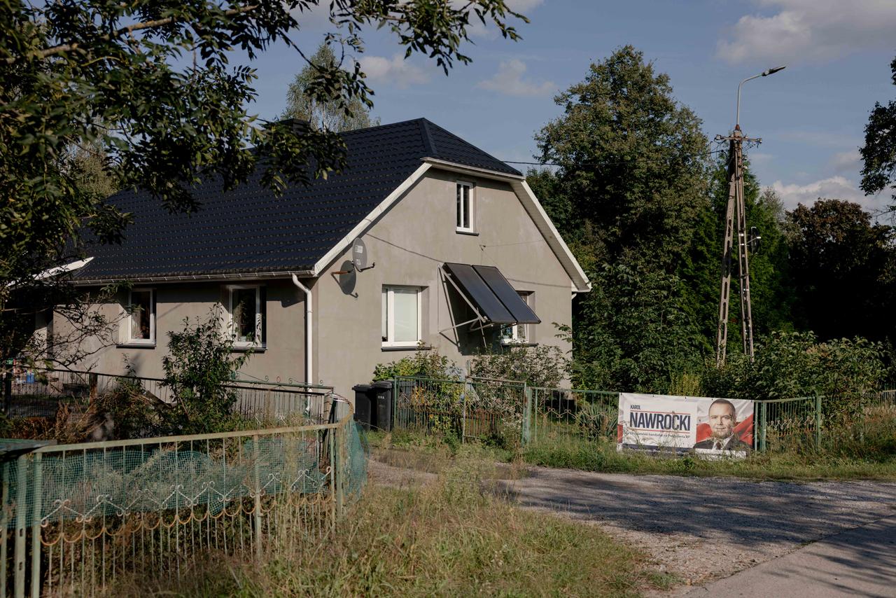 Une affaire électorale datant des dernières élections, représentant le président élu Nawrocki, à Wyryki (Pologne) le 12 septembre 2025.