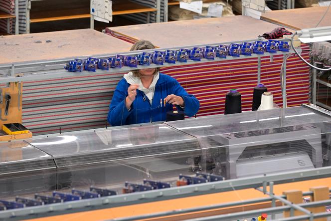 Dans l’usine Saint-James de Saint-James (Manche), en mai 2025.