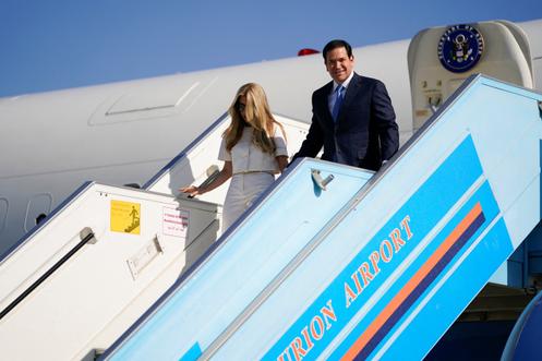 Le secrétaire d’Etat américain, Mario Rubio, et son épouse, Jeanette Dousdebes, à leur arrivée à l’aéroport Ben-Gourion, à Lod (Israël), le 14 septembre 2025.