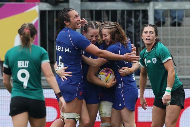 Les Françaises félicitent Joanna Grisez après son essai lors de la victoire des Bleues contre l’Irlande en quart de finale de la Coupe du monde de rugby féminine au Sandy Park, Exeter, dans le sud-ouest de l’Angleterre, le 14 septembre 2025. 