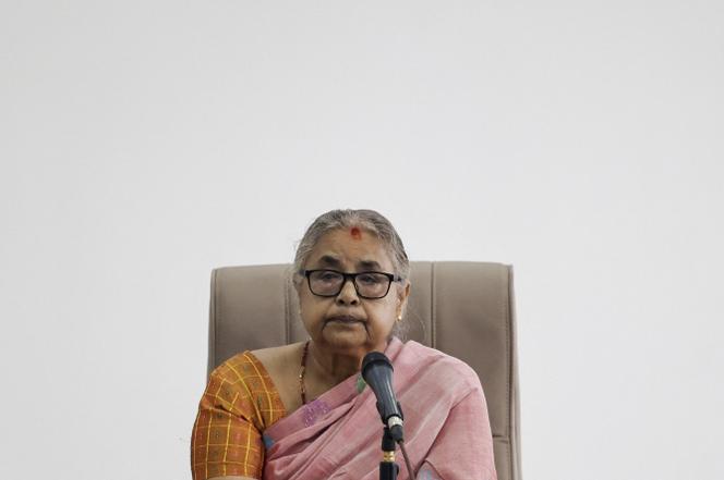 O primeiro -ministro interino do Nepal, Sushila Karki, participa de sua primeira reunião depois de assumir o cargo no escritório de Singha Durbar, em Katmandu, Nepal, 14 de setembro de 2025. 