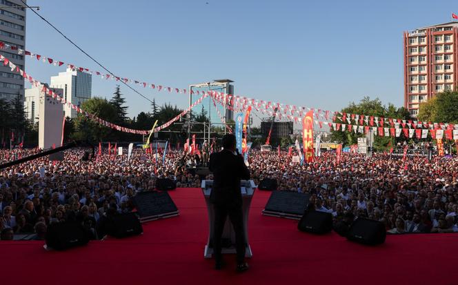 Özgür Özel, leader du CHP, le principal parti d’opposition turc, lors d’une manifestation de son parti, à Ankara, le 14 septembre 2025.