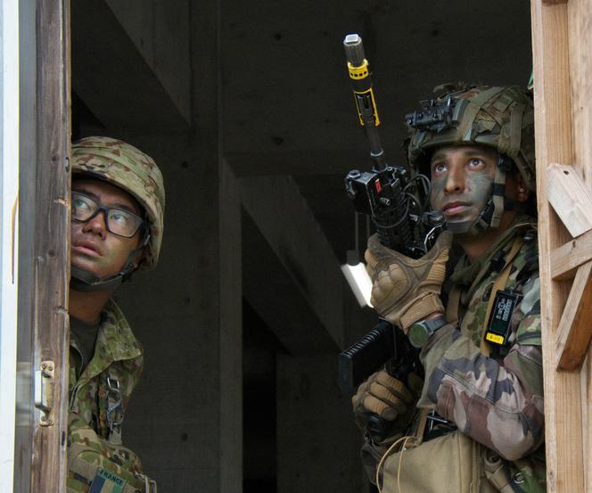 Des membres du 39ᵉrégiment d’infanterie des forces terrestres d’autodéfense japonaises et de la 6ᵉ brigade blindée légère de l’armée française participent à l’exercice militaire conjoint « Brunet-Takamori », sur la zone de manœuvre d’Ojojihara, préfecture de Miyagi (Japon), le 17 septembre 2024.