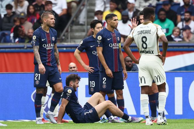 Khvicha Kvaratskhelia, au sol, s’est blessé lors du match de Ligue 1 entre le Paris Saint-Germain et le RC Lens, dimanche 14 septembre à Paris.