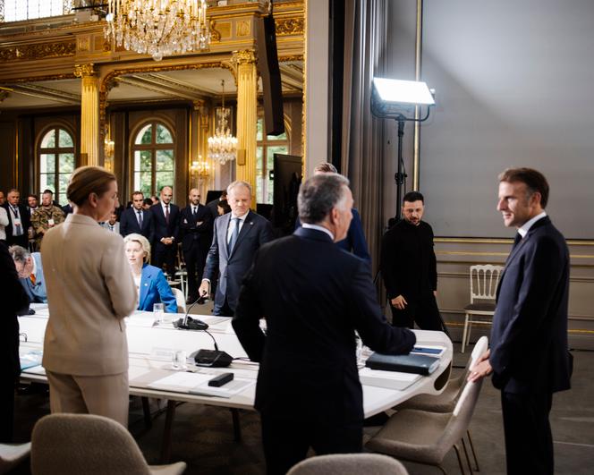 Emmanuel Macron, le président ukrainien Volodymyr Zelensky, l’envoyé spécial des Etats-Unis Steve Witkoff (de dos), lors de la réunion de la coalition des volontaires au palais de l’Élysée, à Paris, le jeudi 4 septembre.