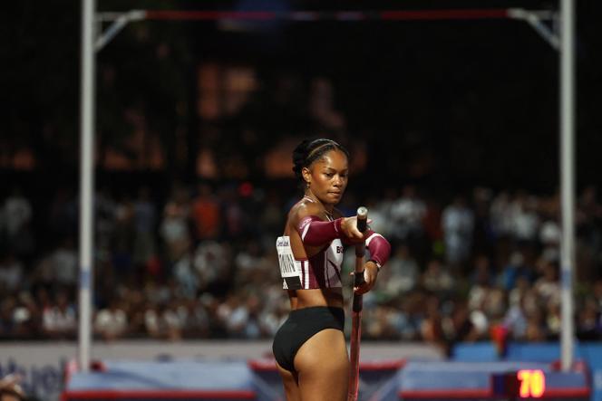 Marie-Julie Bonnin lors de la finale du saut à la perche féminin aux Championnats de France d’athlétisme à Talence (Gironde), le 2 août 2025.