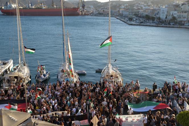 Rassemblement au port d’Ermoupolis avant le départ de deux voiliers qui font partie de la Global Sumud Flotilla visant à atteindre Gaza, sur l’île de Syros, en Grèce, le 14 septembre 2025. 