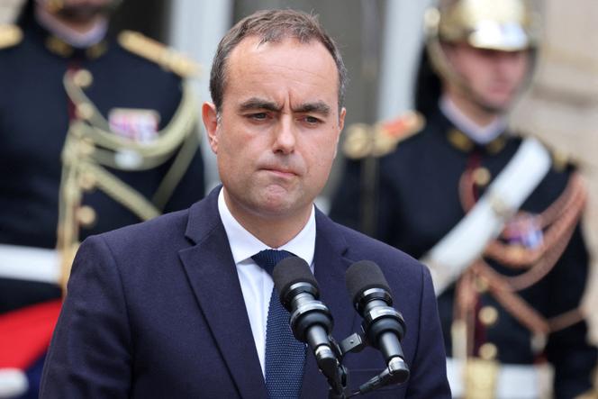 Sébastien Lecornu lors de la passation des pouvoirs, devant l’Hôtel de Matignon, à Paris, le 10 septembre 2025.