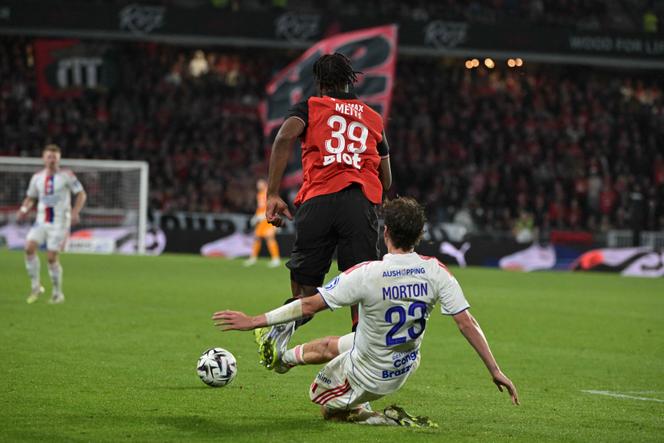 Le tacle du Lyonnais Tyler Morton sur le Rennais Kader Meïté, qui vaudra un carton rouge au milieu de terrain de l’OL, le 14 septembre 2025 au Roazhon Park de Rennes.