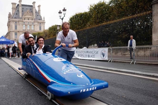 Edgar Grospiron (au centre, poussant le bobsleigh), lors de la Fête nationale du sport, à Paris, le 14 septembre 2025.