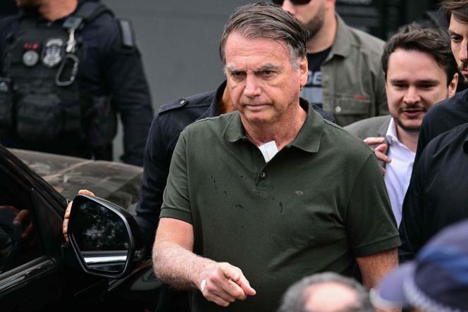L’ancien président du Brésil Jair Bolsonaro quitte une clinique privée, à Brasilia,  le 14 septembre 2025.