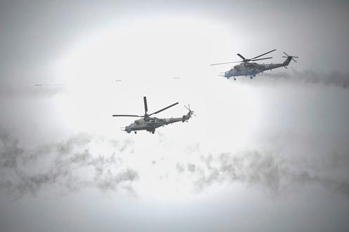 Des hélicoptères de combat participent à des exercices militaires russo-biélorusses, sur un terrain d’entraînement près de Baryssaw, en Biélorussie, le 15 septembre 2025.