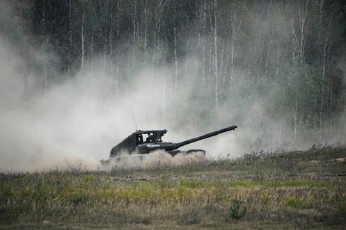 Un char déployé lors d’un exercice militaire russo-biélorusse, près de Baryssaw, en Biélorussie, le 15 septembre 2025.