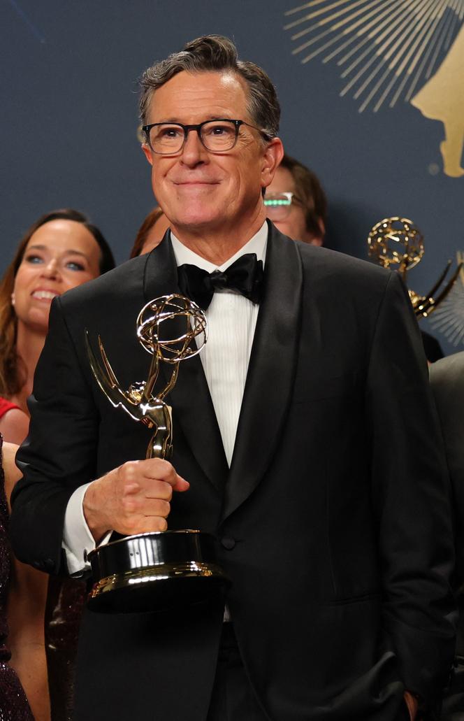 Stephen Colbert pose avec le prix du meilleur talk-show pour « The Late Show With Stephen Colbert », lors de la 77e cérémonie des Emmy Awards à Los Angeles (Californie), aux Etats-Unis, le 14 septembre 2025.