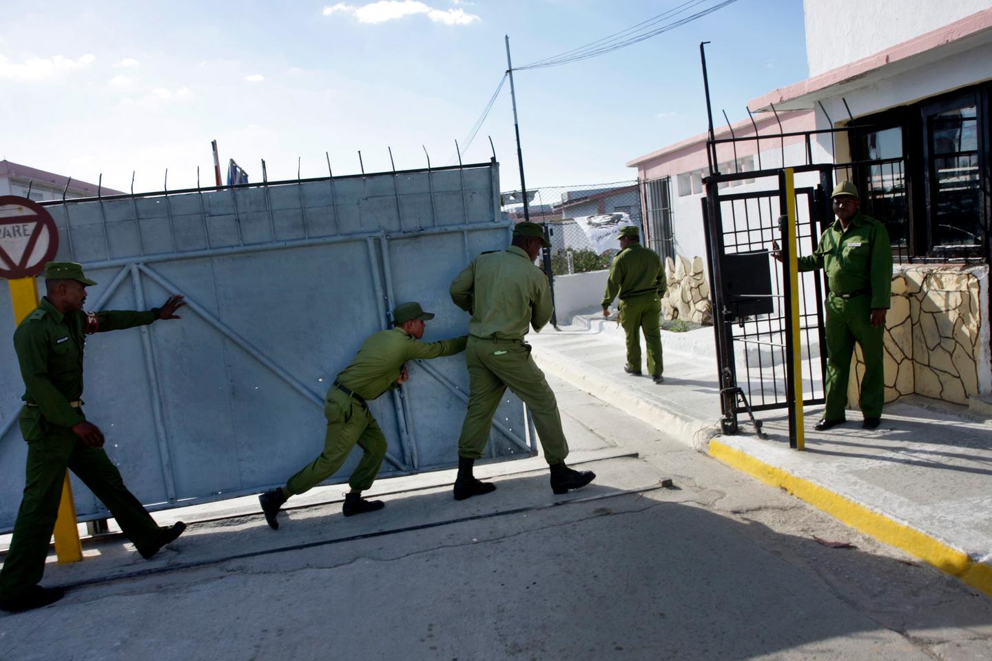 A Cuba, 60Â 000Â dÃ©tenus utilisÃ©s comme esclaves pour laÂ production deÂ charbon...