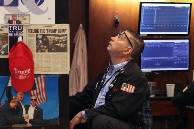 Des images de Donald Trump affichées au-dessus d’un bureau à la Bourse de New York, le 15 septembre 2025.