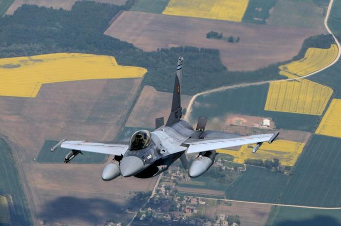 Un avion de chasse F-16 de l’armée de l’air roumaine lors d’opération de l’OTAN près de Siauliai (Lituanie), en mai 2023.
