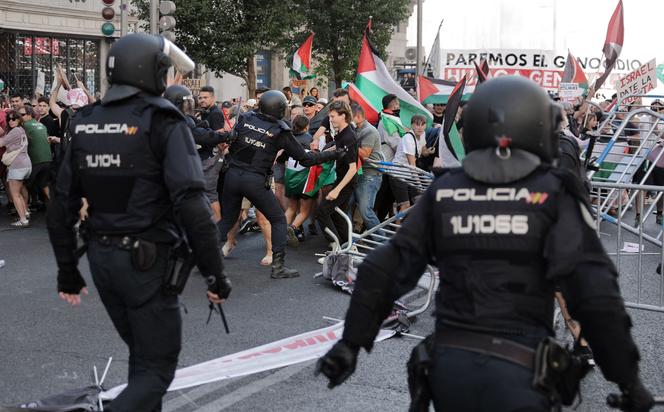 Des affrontements entre la police et des manifestants défendant la Palestine ont forcé les organisateurs de la course à abandonner la 21ᵉ et dernière étape de la Vuelta 2025, à Madrid, le 14 septembre 2025.