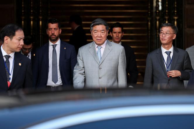 Le vice-premier ministre chinois, He Lifeng, quitte le palais Santa Cruz après une réunion avec le secrétaire au Trésor américain, Scott Bessent, le jour des pourparlers sino-américains sur le commerce, l’économie et la sécurité nationale, à Madrid, en Espagne, le 15 septembre 2025.
