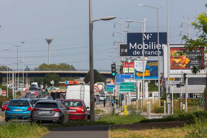 Des voitures circulent sur la N6 traversant une zone commerciale, à Créteil, dans le Val-de-Marne, le 11 septembre 2023.