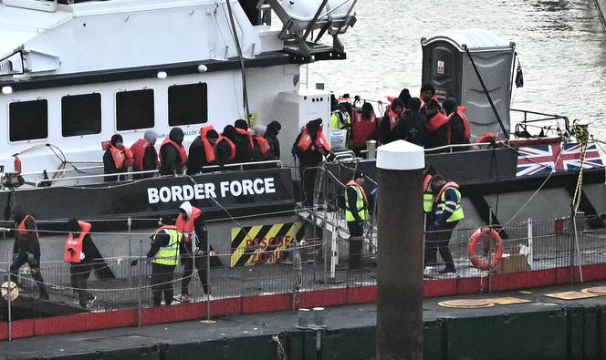 Des migrants interceptés en mer alors qu’ils tentaient de traverser la Manche depuis la France, au port de Douvres (Angleterre), le 13 janvier 2025.