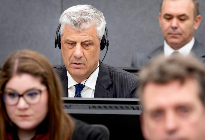 L’ancien président du Kosovo Hashim Thaci, à gauche, comparaît devant le Tribunal du Kosovo à La Haye, le 3 avril 2023.
