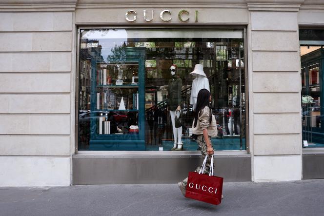 Devant une boutique Gucci, à Paris, le 17 avril 2025.