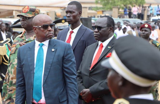 Le vice-président sud-soudanais, Benjamin Bol Mel (à gauche), lors des funérailles du général David Majur Dak, à Juba, le 19 mars 2025.