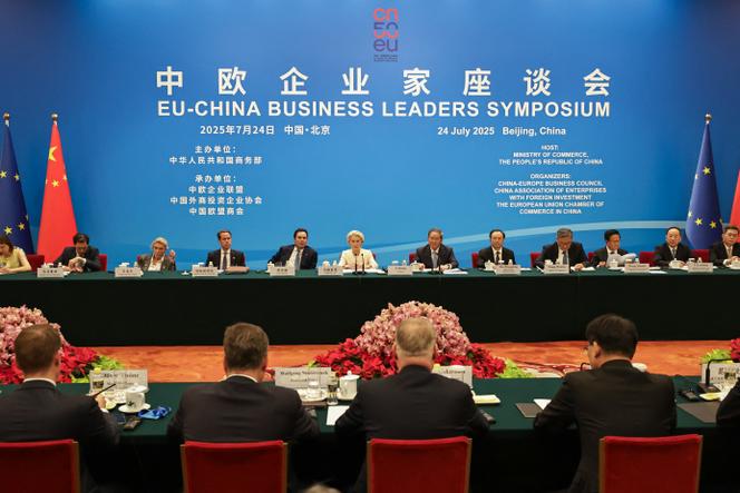 Le premier ministre chinois, Li Qiang, et la présidente de la Commission européenne, Ursula von der Leyen, assistent au symposium des chefs d’entreprise UE-Chine, à Pékin, le 24 juillet 2025.