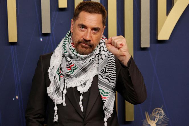Javier Bardem porte un keffieh sur le tapis rouge de la 77ᵉ cérémonie des Emmy Awards, à Los Angeles, aux Etats-Unis, le 14 septembre 2025.