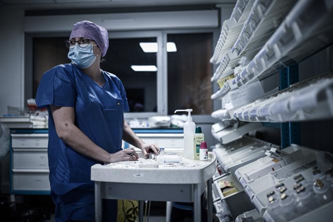  Une professionnelle de santé lors de son service de nuit à la polyclinique Jean-Villar, à Bruges (Belgique), le 3 décembre 2020.