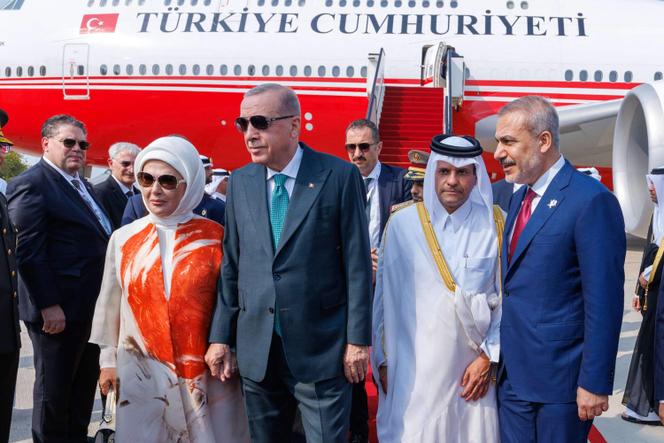 Le vice-premier ministre et ministre d’Etat chargé des affaires de défense du Qatar, cheikh Saoud Ben Abdulrahman Al Thani (deuxième à droite), et le président turc Recep Tayyip Erdogan, son épouse Emine Erdogan (à gauche), et le ministre des affaires étrangères Hakan Fidan (à droite), à leur arrivée à Doha, avant le sommet islamique arabe du 15&nbsp;septembre 2025.