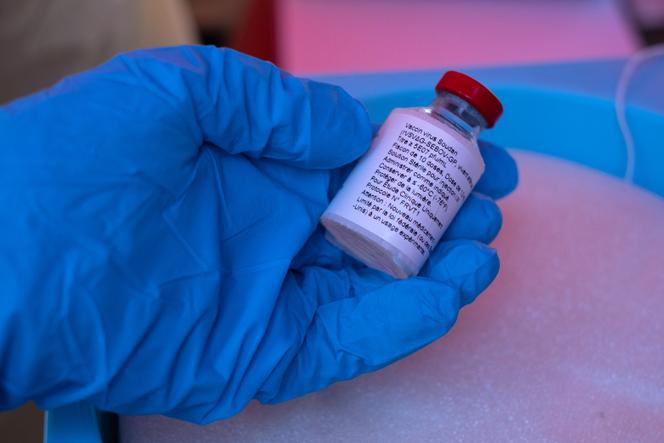 Un flacon d’un vaccin contre le virus Ebola.