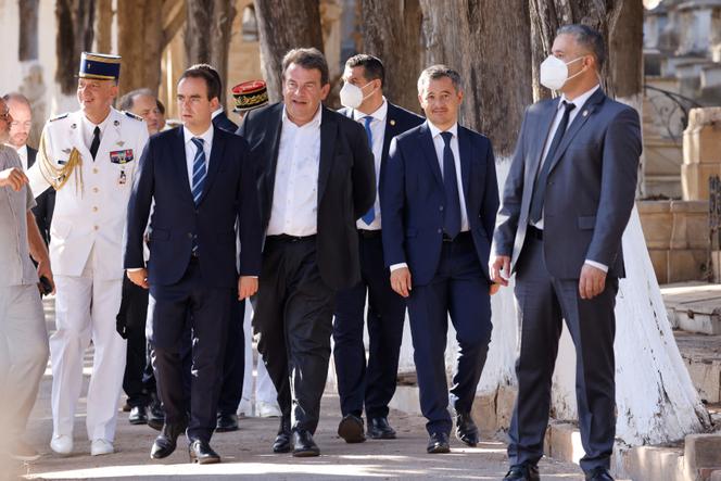 Sébastien Lecornu (deuxième à gauche), alors ministre des armées, Thierry Solère, conseiller du président, et Gérald Darmanin, ministre de l’intérieur, au cimetière européen de Saint-Eugène, à Alger, le 26 août 2022.