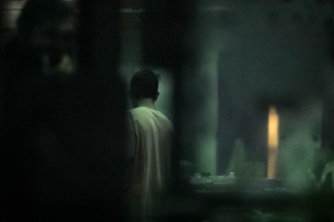 Un détenu marche le long d’un bloc cellulaire dans la prison de la base navale américaine de Guantanamo Bay, à Cuba, le 3 juin 2017. 