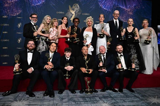 L’équipe de la série « Adolescence », lors de la cérémonie des Emmy Awards, à Los Angeles (Californie), le 14 septembre 2025.