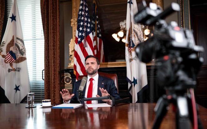 Le vice-président américain, J. D. Vance, présente un épisode du Charlie Kirk Show dans l’Eisenhower Executive Office, à la Maison Blanche, à Washington, le 15 septembre 2025. 